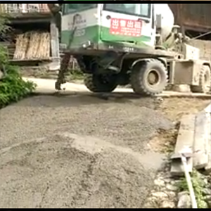 [施工視頻]魯樽攪拌車(chē)靈活鋪路施工視頻