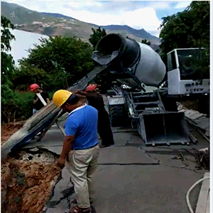 [施工視頻]魯樽攪拌車(chē)山路直接澆灌混凝土